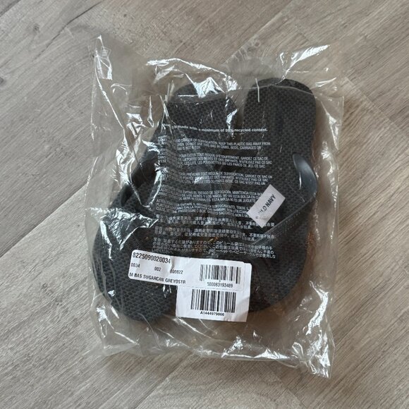 Old Navy Grey Oyster Flip-Flop Sandals for Kids (Partially Plant-Based) - Picture 8 of 9